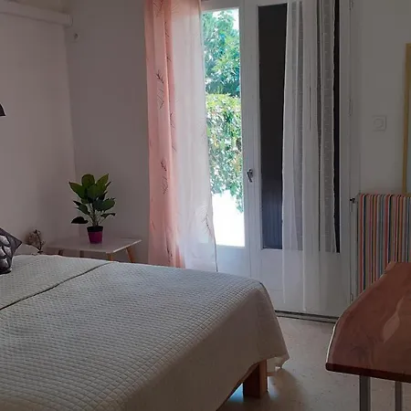 Bel Avec Grande Terrasse Ensoleillée Et Jardin