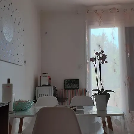 Bel Avec Grande Terrasse Ensoleillee Et Jardin Apartmán *