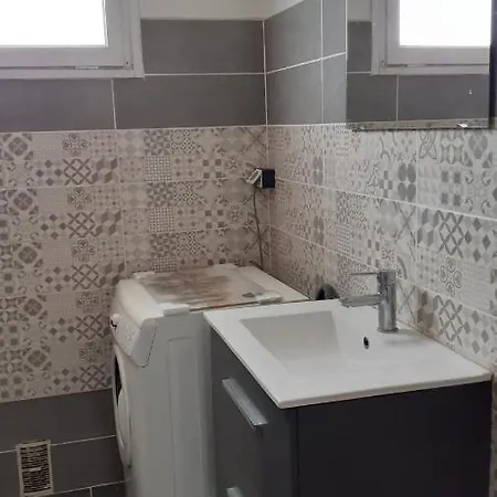 Bel Avec Grande Terrasse Ensoleillee Et Jardin Appartement