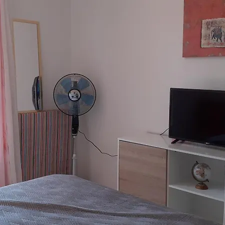 Bel Avec Grande Terrasse Ensoleillee Et Jardin