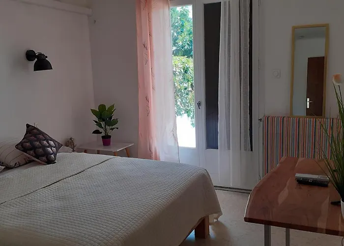 Bel Avec Grande Terrasse Ensoleillee Et Jardin