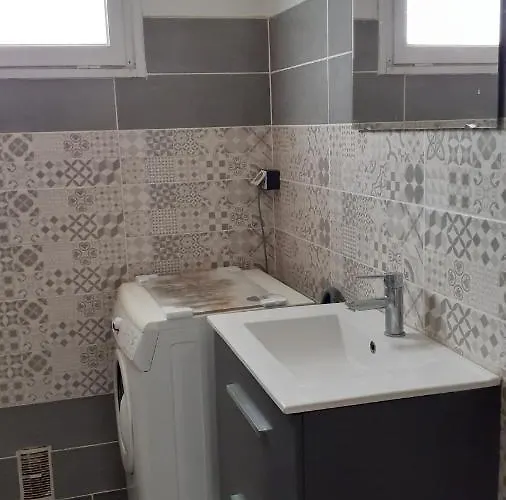 Bel Avec Grande Terrasse Ensoleillee Et Jardin Apartman