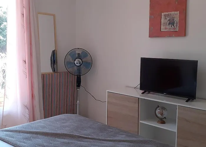 Bel Avec Grande Terrasse Ensoleillee Et Jardin