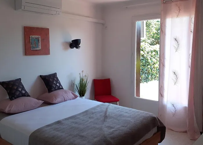 Bel Avec Grande Terrasse Ensoleillee Et Jardin Apartment